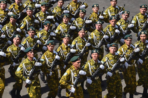 Военный парад в Хороге по случаю приезда президента Таджикистана - Sputnik Тоҷикистон