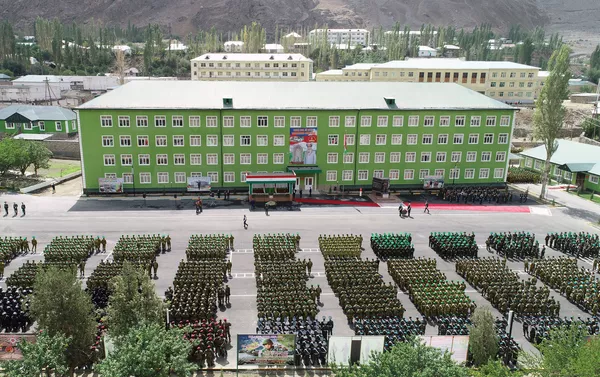Военный парад в Хороге по случаю приезда президента Таджикистана Военный парад в Хороге по случаю приезда президента Таджикистана - Sputnik Тоҷикистон