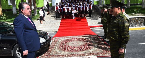 Эмомалӣ Раҳмон, раисиҷумҳури Тоҷикистон дар отряди сарҳадии Хоруғ - Sputnik Тоҷикистон