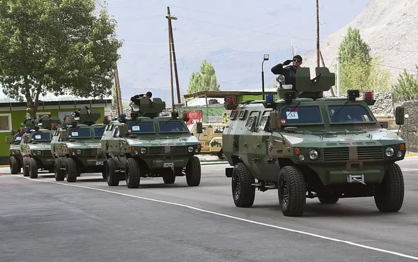 Военный парад в Хороге по случаю приезда президента Таджикистана Военный парад в Хороге по случаю приезда президента Таджикистана - Sputnik Тоҷикистон