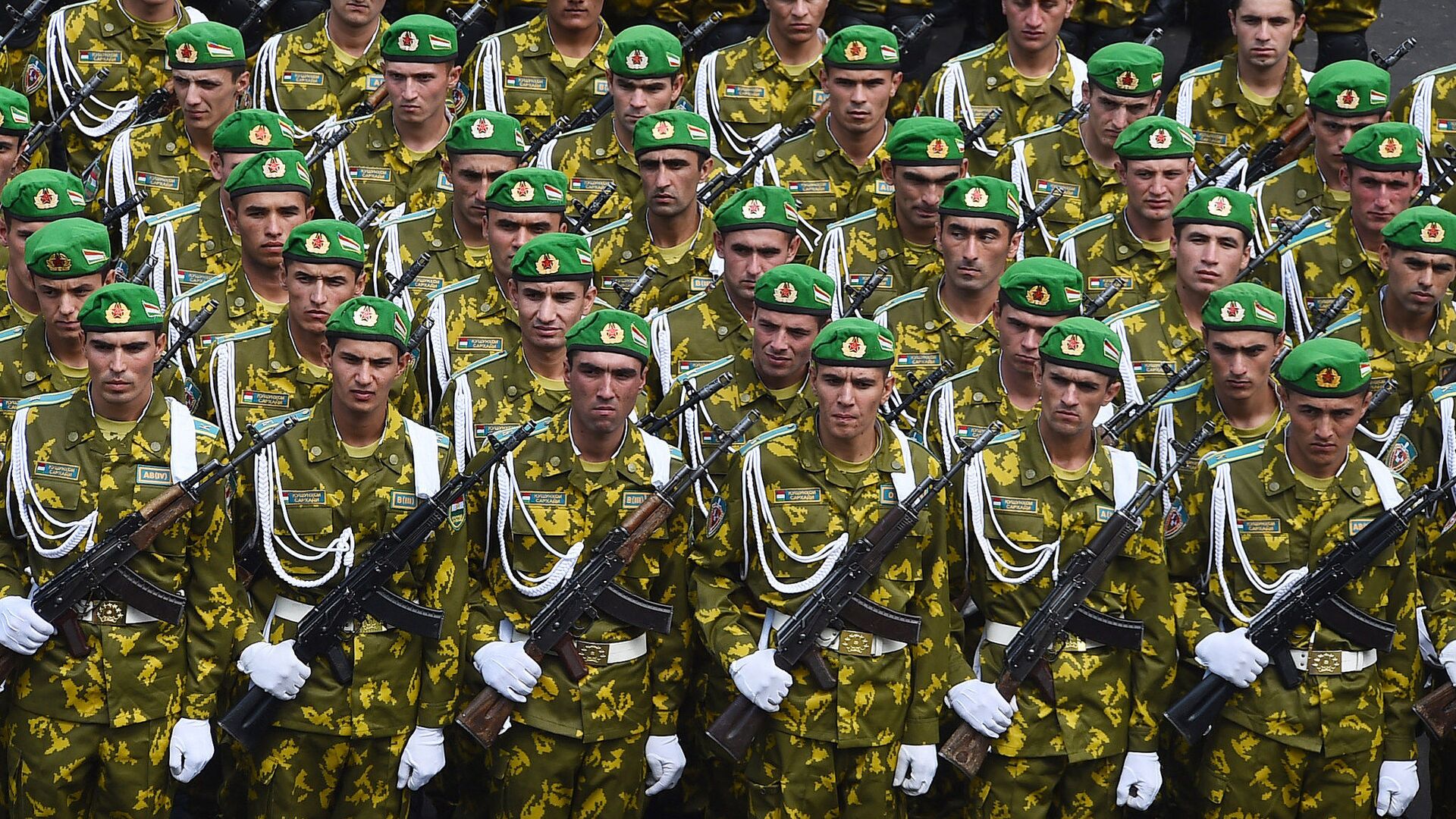 Военный парад в Хороге по случаю приезда президента Таджикистана - Sputnik Таджикистан, 1920, 12.07.2022