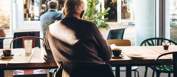 Пожилой человек в кафе, архивное фото - Sputnik Таджикистан