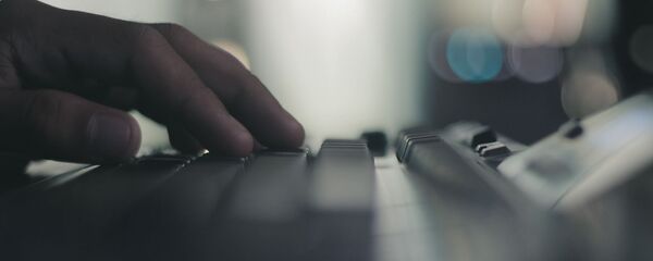 Пользователь за компьютером печатает на клавиатуре Пользователь за компьютером печатает на клавиатуре - Sputnik Таджикистан