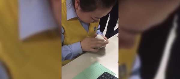 Работница банка из Китая поразила пользователей Сети своей сверхспособностью - Sputnik Таджикистан