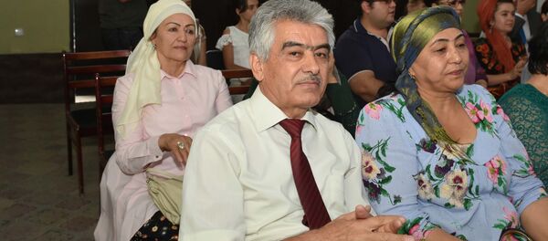 Ортик Кодир на презентации книги поэтессы Таджикистана Гулрухсор Сафиева - Sputnik Тоҷикистон