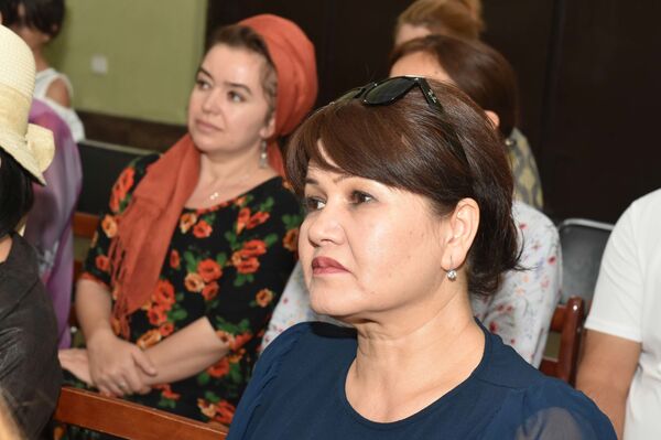 “Лабчанг”: шоири мардумии Тоҷикистон Гулрухсор Сафиева китоби навашро рӯнамоӣ кард - Sputnik Тоҷикистон