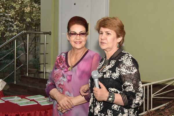 “Лабчанг”: шоири мардумии Тоҷикистон Гулрухсор Сафиева китоби навашро рӯнамоӣ кард - Sputnik Тоҷикистон