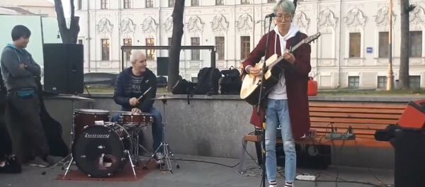 Таджикский музыкант играет на Арбате Таджикский музыкант играет на Арбате - Sputnik Таджикистан