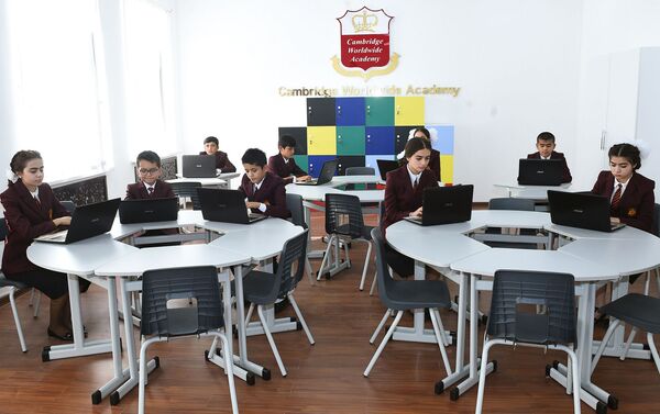 Ученики в классе негосударственного общеобразовательного учреждения Кембриджская всемирная академия в Душанбе - Sputnik Таджикистан