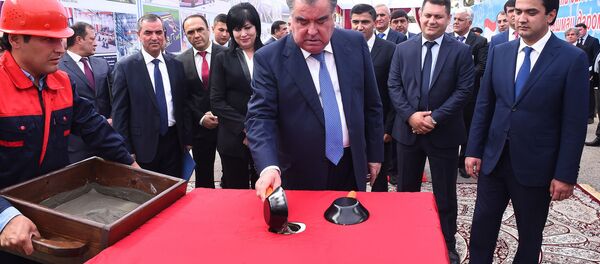 Эмомали Рахмон запустил строительство девяти новых предприятий в промышленной зоне в Душанбе Эмомали Рахмон запустил строительство девяти новых предприятий в промышленной зоне в Душанбе - Sputnik Таджикистан