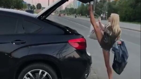 Видео, как девушка закрывает заднюю дверь автомобиля ногой - Sputnik Таджикистан