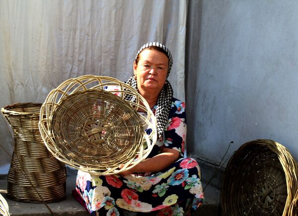 Сабадбофии холаи Шаҳодат: ҳунари аҷдодӣ хонаводаро мехӯронад (НАВОР) - Sputnik Тоҷикистон