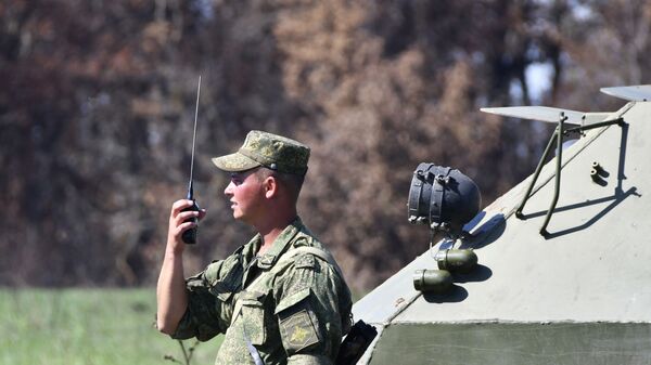 Военнослужащий российской армии переговаривается по рации, архивное фото - Sputnik Тоҷикистон