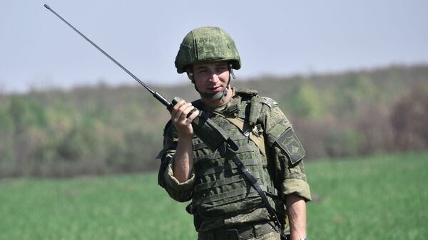 Военнослужащий Российской армии переговаривается по рации - Sputnik Таджикистан