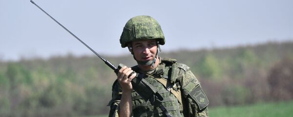 Военнослужащий Российской армии переговаривается по рации - Sputnik Таджикистан
