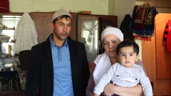 Родители Вайдо в доме - Sputnik Таджикистан