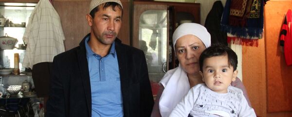 Родители Вайдо в доме - Sputnik Тоҷикистон