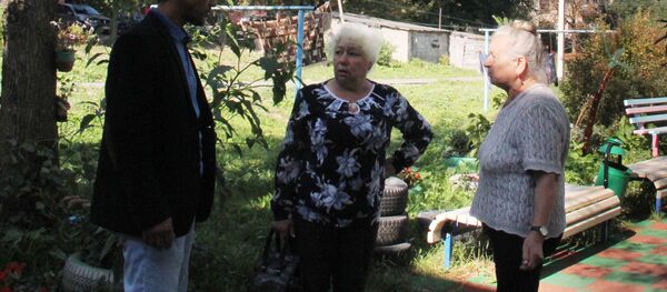 Соседи разговаривают с отцом Вайды - Sputnik Тоҷикистон