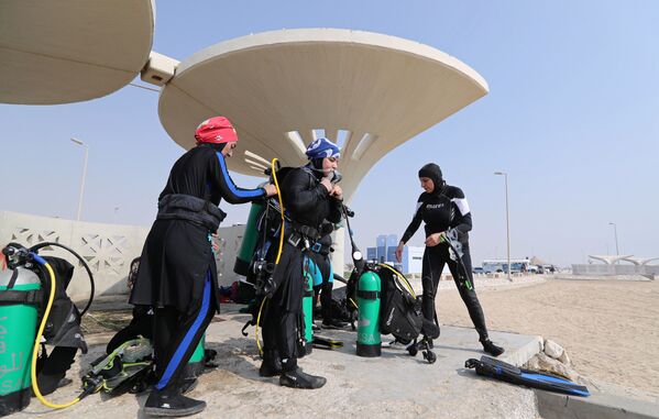 Женский клуб подводного плавания в Саудовской Аравии - Sputnik Таджикистан