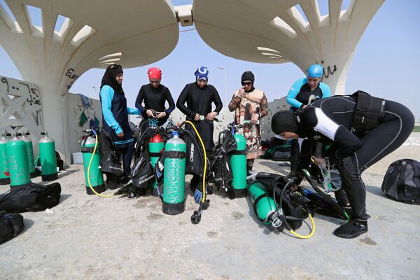 Женский клуб подводного плавания в Саудовской Аравии - Sputnik Таджикистан