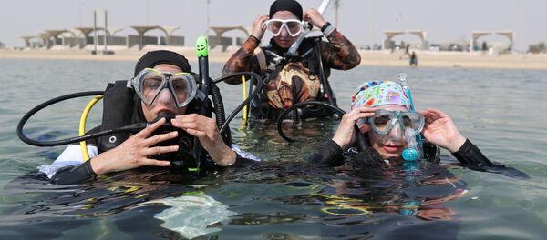 Женский клуб подводного плавания в Саудовской Аравии - Sputnik Таджикистан