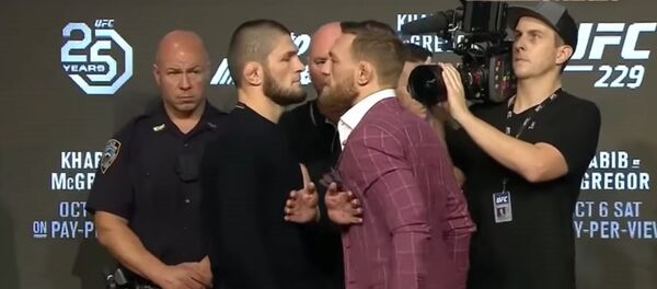 Перепалка Макгрегора с членом команды Нурмагомедова на дуэли взглядов  - Sputnik Таджикистан