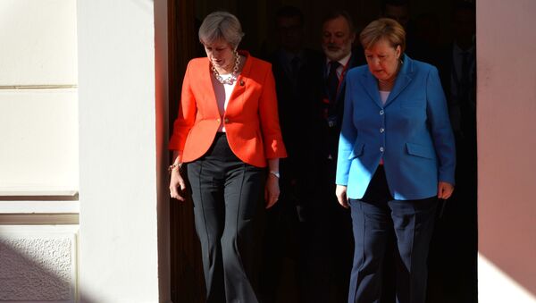  Премьер-министр Великобритании Тереза Мэй (слева) и канцлер Германии Ангела Меркель  - Sputnik Таджикистан