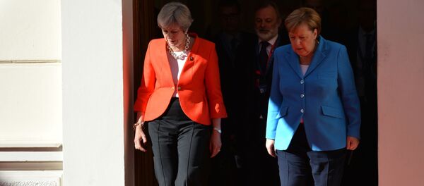  Премьер-министр Великобритании Тереза Мэй (слева) и канцлер Германии Ангела Меркель  - Sputnik Таджикистан