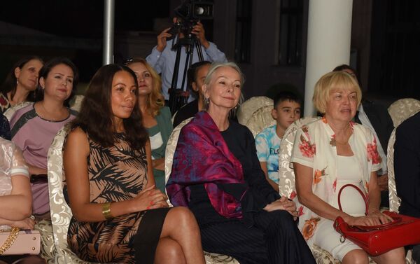 Посол Франции Ясмин Гуедер на показе мод - Sputnik Таджикистан