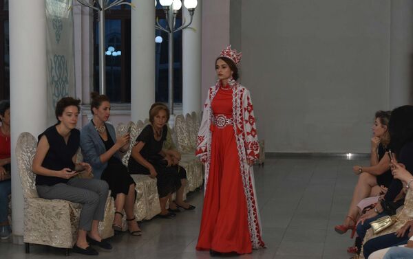 Показ мод на неделе Франции в Душанбе - Sputnik Таджикистан