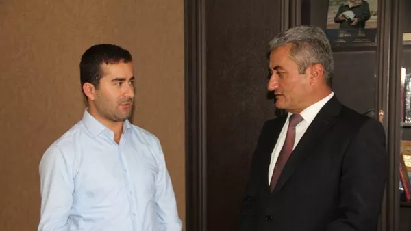 Сиҷоуддин Саломзода, раиси шаҳри Исфара ва Ҳасан Субҳонзода, ҷавони бозгашта аз Туркия - Sputnik Тоҷикистон