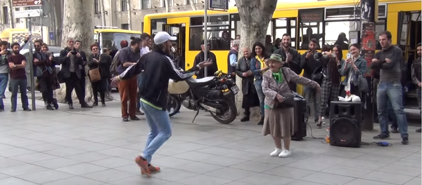 Бабушка заразила своим танцем людей на остановке в Тбилиси Бабушка заразила своим танцем людей на остановке в Тбилиси - Sputnik Таджикистан