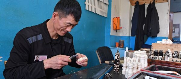 Заключенный вырезает шахматные фигуры в мастерской ИК-22 - Sputnik Таджикистан