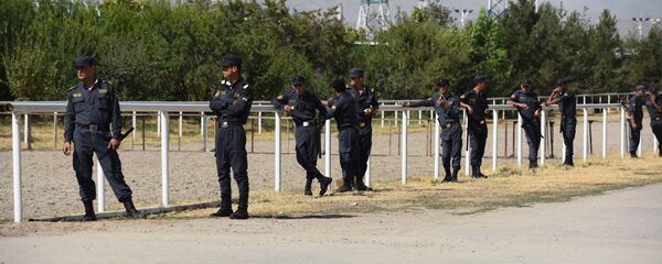 Сотрудники милиции обеспечивают порядок мероприятия, архивное фото - Sputnik Тоҷикистон