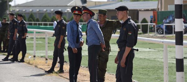 Сотрудники милиции обеспечивают порядок мероприятия, архивное фото - Sputnik Тоҷикистон