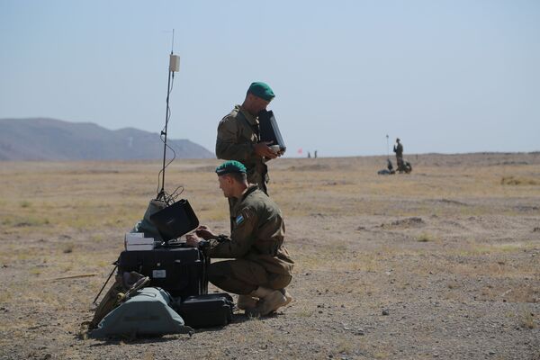 Двусторонние учения военных Узбекистана и Таджикистана по уничтожению условных террористических группировок - Sputnik Таджикистан