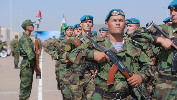Двусторонние учения военных Узбекистана и Таджикистана по уничтожению условных террористических группировок - Sputnik Тоҷикистон