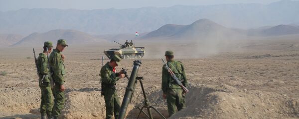Двусторонние учения военных Узбекистана и Таджикистана по уничтожению условных террористических группировок Двусторонние учения военных Узбекистана и Таджикистана по уничтожению условных террористических группировок - Sputnik Таджикистан