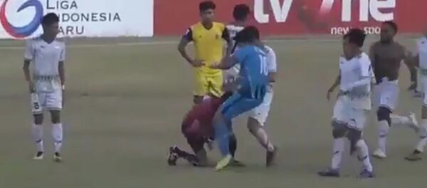 Футболисты избили судью ногами за пенальти - видео - Sputnik Таджикистан