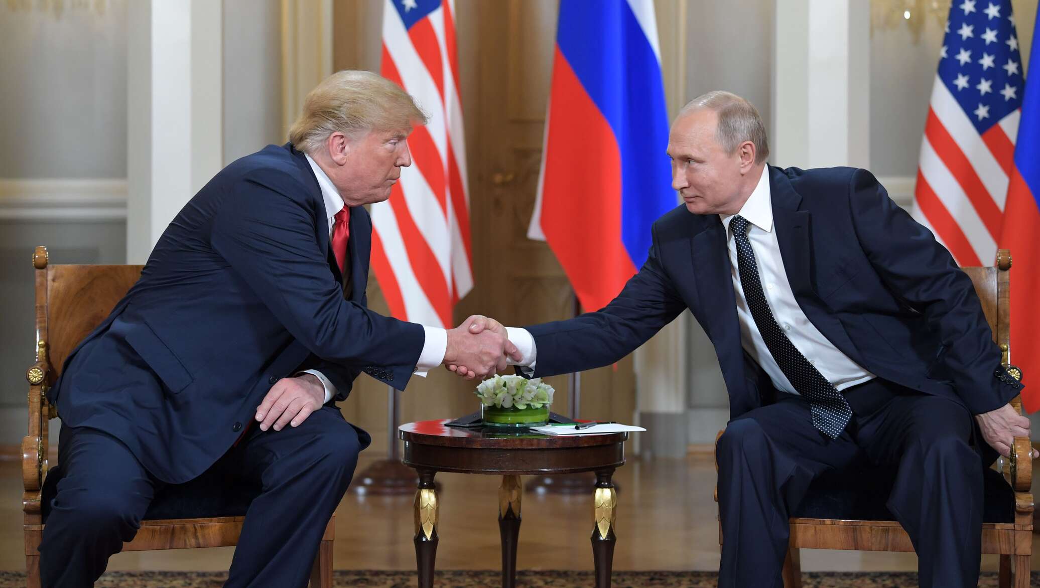 Встреча трампа с путиным. Политическиепреговоры. Политики на переговорах. Переговоры в политике.