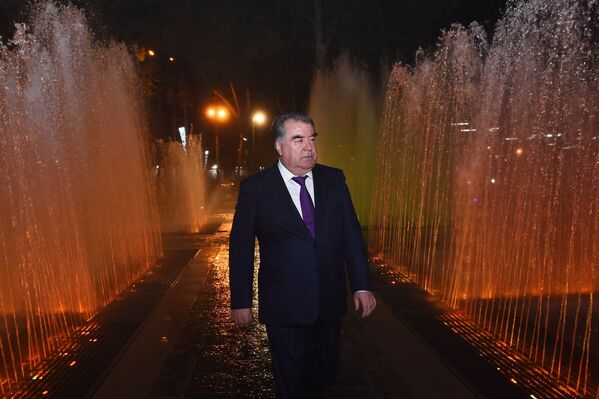 Президент Таджикистана Эмомали Рахмон в парке имени Ахмада Дониша в Душанбе - Sputnik Таджикистан