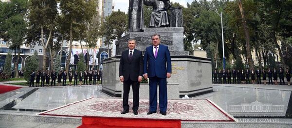 Президенты Шавкат Мирзиёев и Эмомали Рахмон посетили парк имени Низомиддина Алишера Навои в Душанбе Президенты Шавкат Мирзиёев и Эмомали Рахмон посетили парк имени Низомиддина Алишера Навои в Душанбе - Sputnik Тоҷикистон