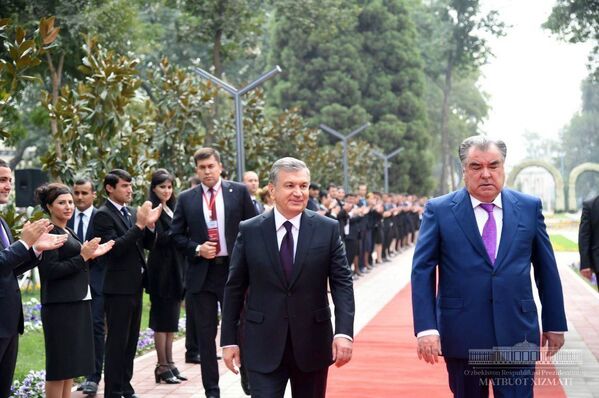 Президенты Шавкат Мирзиёев и Эмомали Рахмон посетили парк имени Низомиддина Алишера Навои в Душанбе - Sputnik Таджикистан