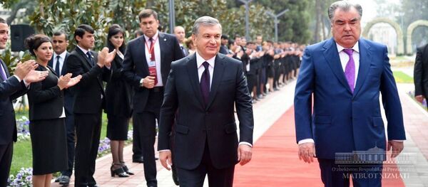 Президенты Шавкат Мирзиёев и Эмомали Рахмон посетили парк имени Низомиддина Алишера Навои в Душанбе - Sputnik Тоҷикистон
