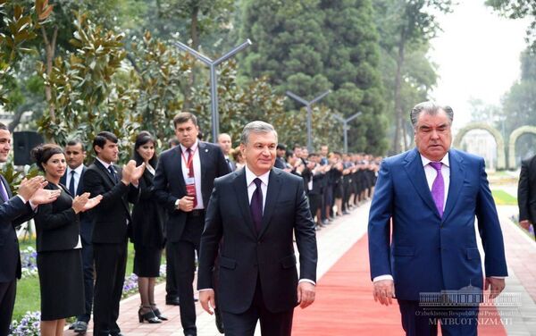 Президенты Шавкат Мирзиёев и Эмомали Рахмон посетили парк имени Низомиддина Алишера Навои в Душанбе - Sputnik Тоҷикистон