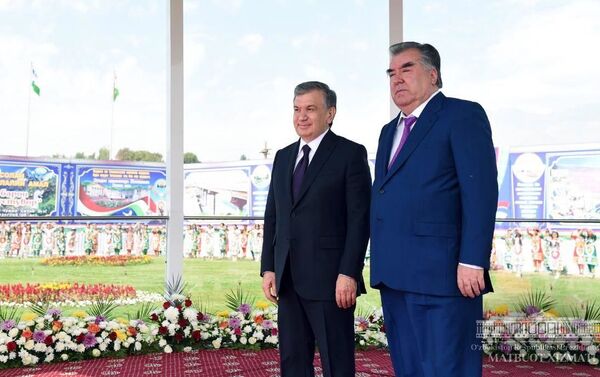 Жители Турсунзаде торжественно встретили Президента Узбекистана - Sputnik Тоҷикистон