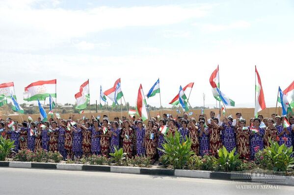 Жители Турсунзаде торжественно встретили Президента Узбекистана - Sputnik Таджикистан