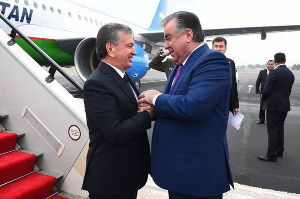 Президенти Узбакистана Шавкат Мирзиёев ва президенти Тоҷикистон Эмомалӣ Раҳмон зимни хайрухуш дар фурудгоҳ.
