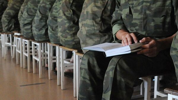 Чтение книги военным, архивное фото - Sputnik Таджикистан