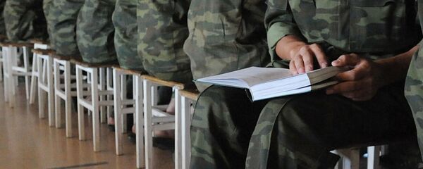 Чтение книги военным, архивное фото - Sputnik Таджикистан